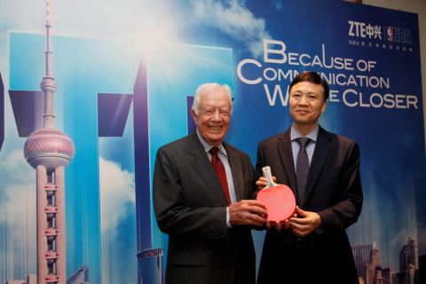 ZTE President Shi Lirong presents President Carter with Ping Pong paddle signed by ZTE Chairman Hou Weigui (Photo: Business Wire)
